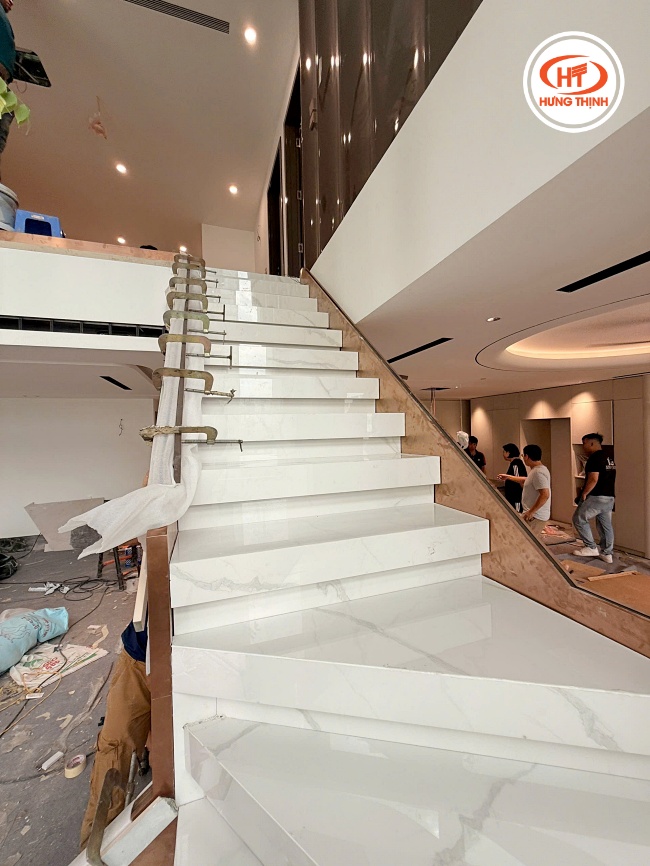 Hình ảnh các mặt bậc cầu thang đá nhân tạo Nung Kết Suite Carrara
