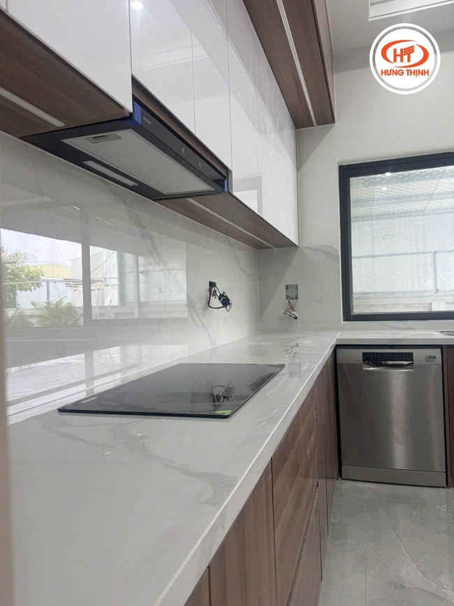 Đá bếp Nung Kết Suite Carrara với nền trắng và những đường vân mềm mại