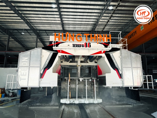 Siêu máy cưa 86 dây TEBON 86 có thân máy dạng cổng trục vững chắc kết hợp hệ thống bánh xe đối xứng và cơ chế căng dây tự động, duy trì lực kéo đồng đều trên cả 86 sợi dây