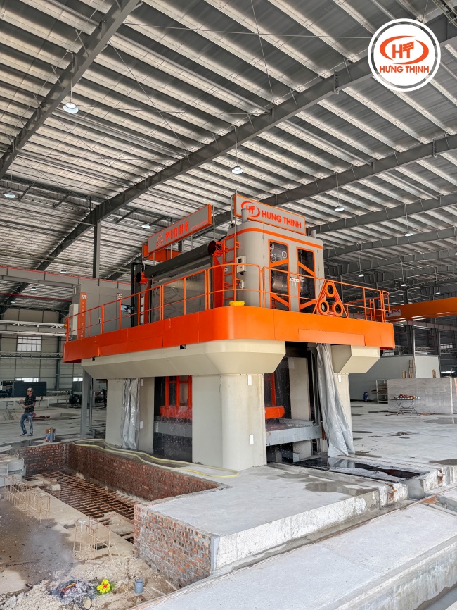 Buồng máy của máy cưa dây đa sợi được thiết kế kín chuẩn công nghiệp, phân tách khu vực khô và ướt